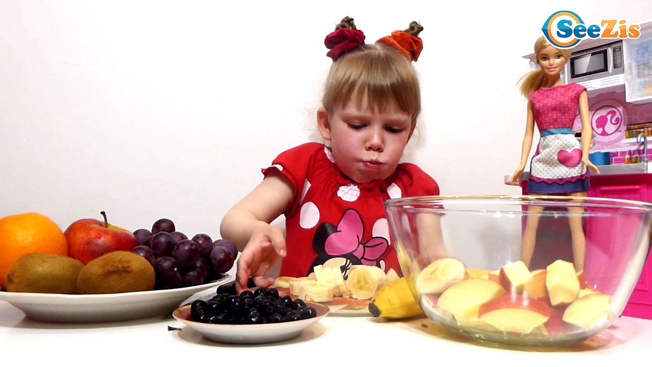 Повар Ника и Кукла Барби готовят фруктовый сала...