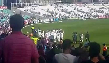 کل میچ جیتنے کے بعد اسٹیڈیم میں بیٹھے شائقین کیسے پاکستان زندہ باد کے نعرے لگاتے رہے،موبائل سے بنی ویڈیو