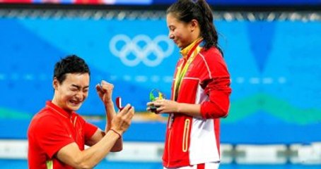 Rio Olimpiyatları'nda Çinli Sporcu He Zi, Madalya Töreninde Evlenme Teklifi Aldı