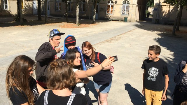Tournage d'un épisode du Monde à l'envers avec des figurants locaux