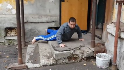 Un homme sous l'effet de la drogue "Krokodil"