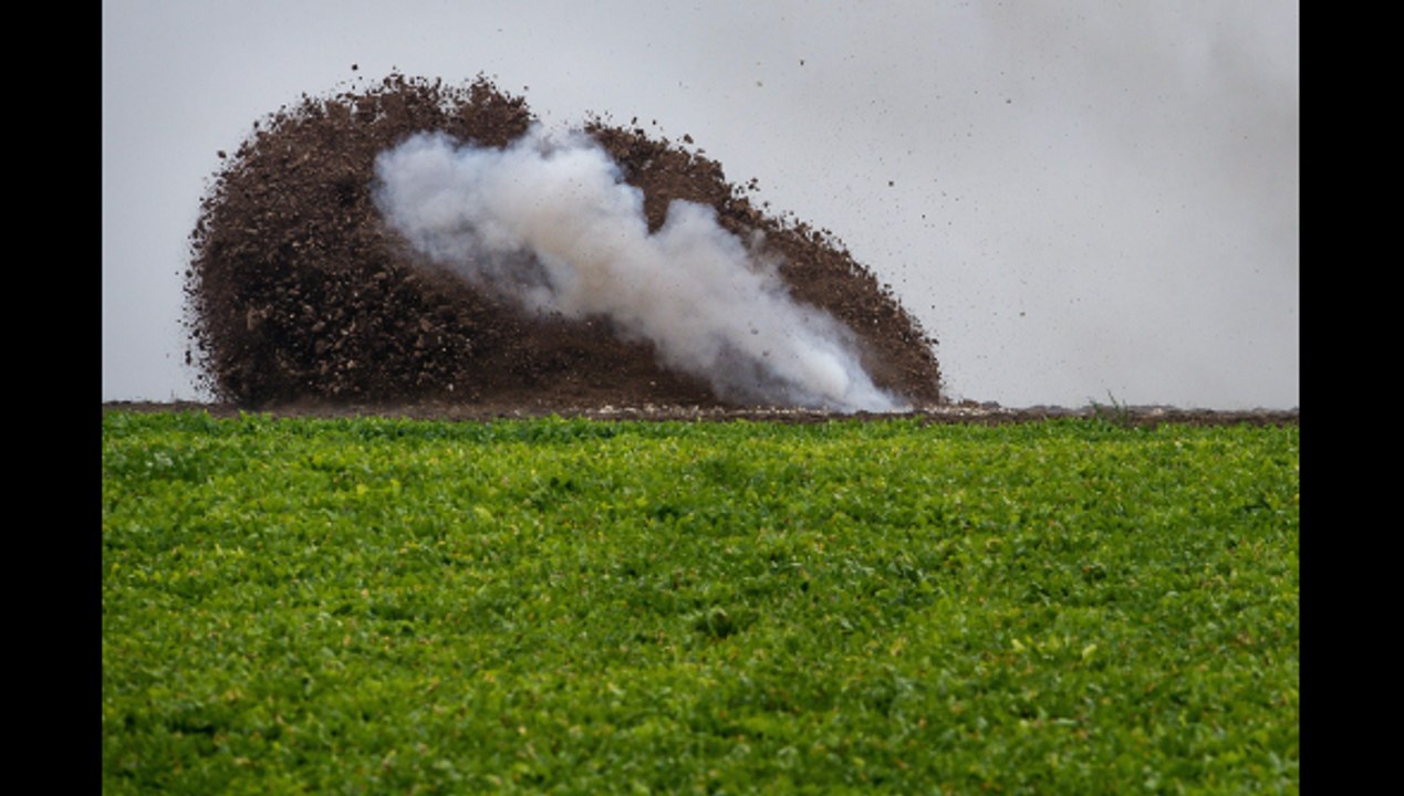 Impréssionnant Pétardage de munitions dans un champ (Pas de Calais)
