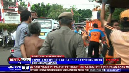 Puluhan Lapak Pemulung di Perlintasan KA Stasiun Senen Ditertibkan