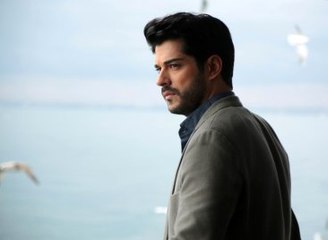 Burak Özçivit'in Plaj Pozuna 230 Bine Yakın Beğeni Geldi