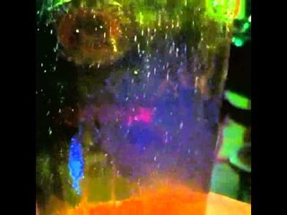 Birra alla spilla effetto palla di vetro di neve