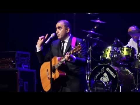 Elio e le Storie Tese in tour: quando Elio faceva il cantautore