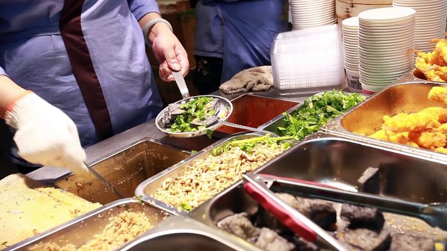 Dan Dan Noodles and Stinky Tofu With a Local Girl in Chengdu
