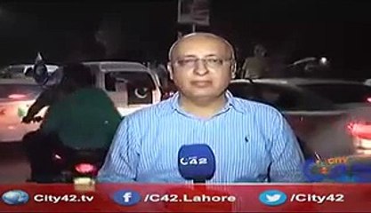 Funny incident with reporter in Lahore during live reporting on 14 Aug
