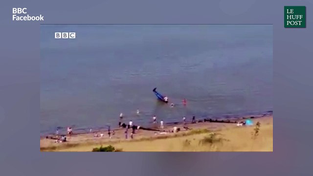 Le pilote de cet avion écrasé est sauvé par des plagistes