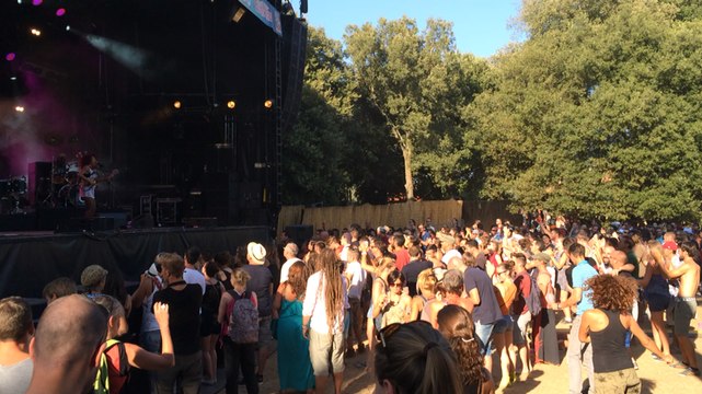 Flavia Coelho à la caravane du Couvre Feu