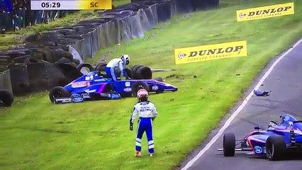 Agressão em pista entre adolescentes e companheiros de equipa