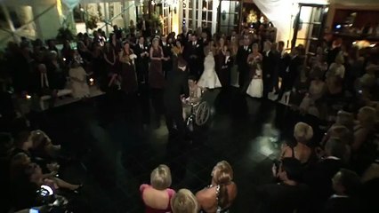 Noivo dança com  a mãe