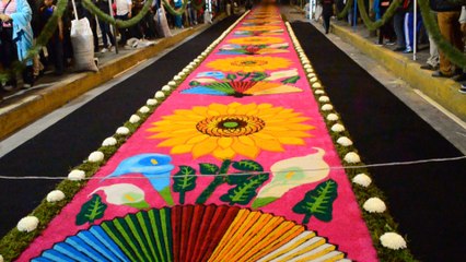 Una kilométrica alfombra multicolor para honrar a la Virgen de la Caridad en México