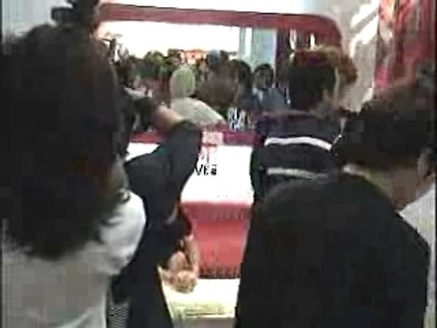 070728 Golf-Mike Hotwave shake hand party 1