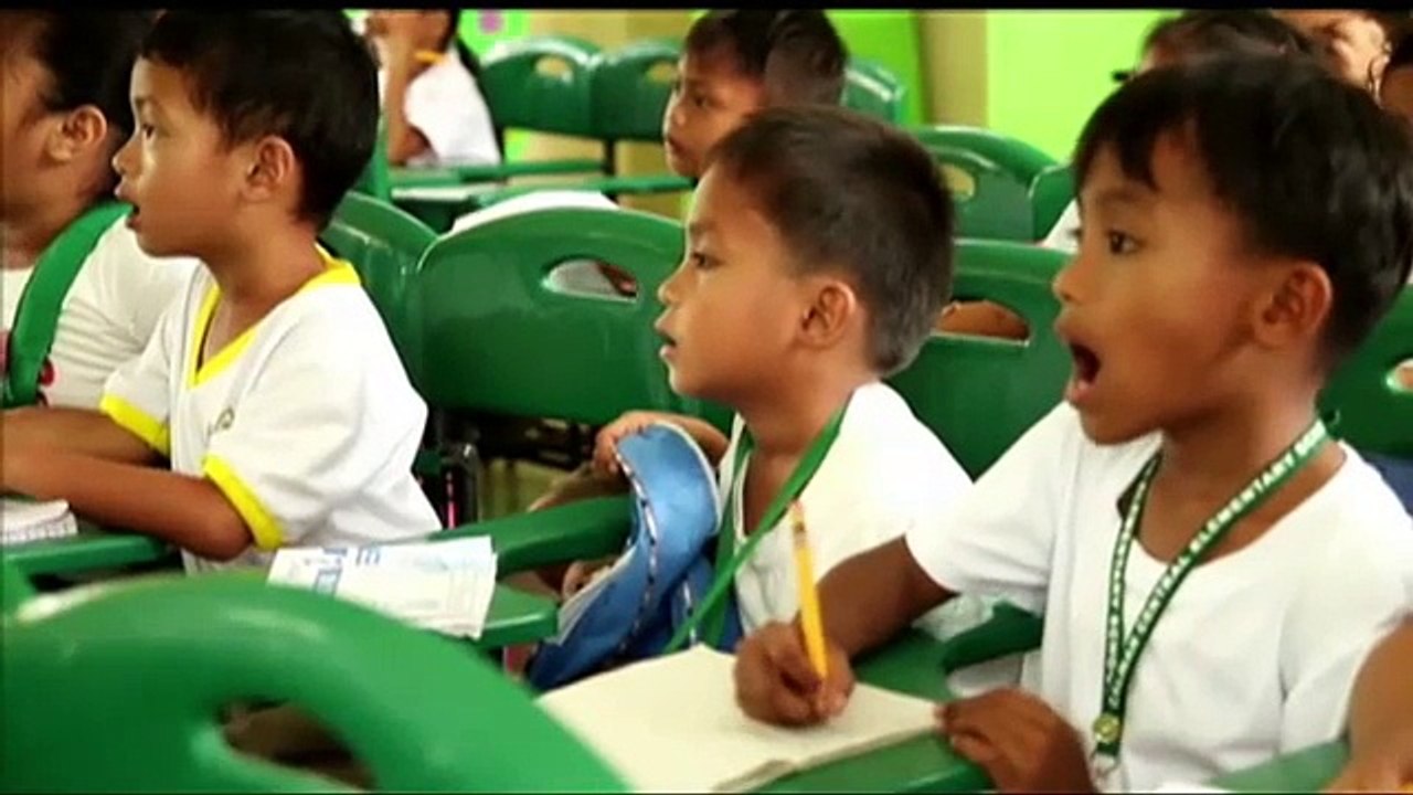 Akari gifts Luxury of Davao a Solar Desklamp