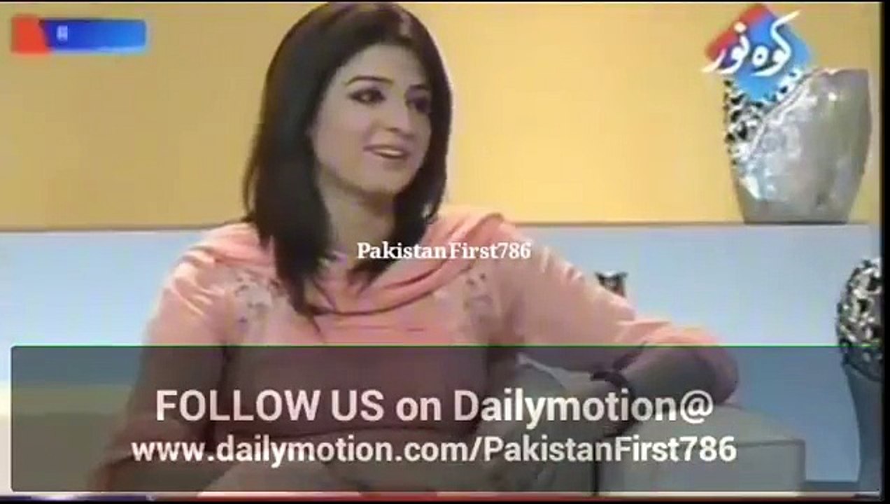 Female Anchor of Pakistani TV Channel wears Hot Dress in a Live Program.