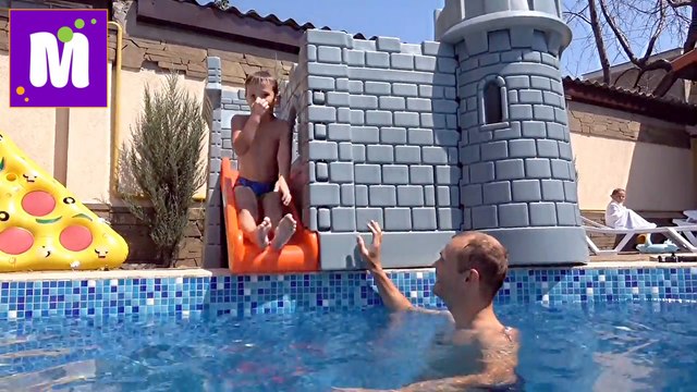 Замок и смотровая башня Большой Игрушечный домик с горкой Катаемся с горки в бассейн наше новое видео Макс строит Дом