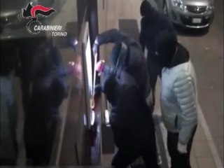 Скачать видео: Torino - sgominata banda dedita agli assalti ai bancomat: 2 arresti