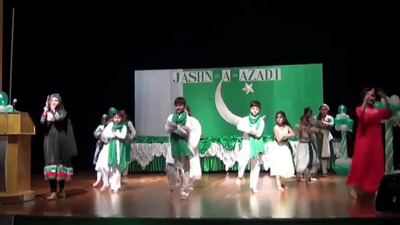 A INDEPENDENCE DAY - PERFORMANCE OF PAKISTANI STUDENT " DIL SE MAINE DEKHA PAKISTAN "