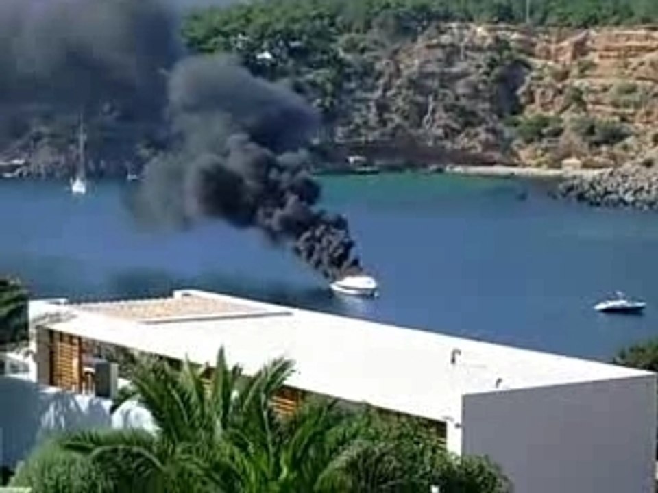 Un bateau en feu à Ibiza