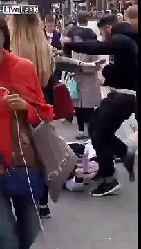 Komedia Imigrant kopie w glowe mlodego Niemca wiekszosc ludzi nie reaguje