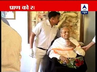 Pran given the Dada Saheb Phalke award at his Mumbai residence