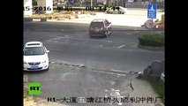 Momento exacto en el que un camión de cemento se volteó encima de un carro