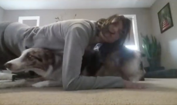 Un chien fait tout pour empêcher sa maitresse de faire du sport