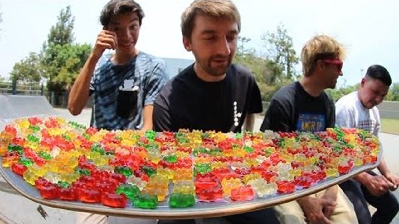Ils font du skateboard avec une planche remplie de bonbons en forme de nounours !