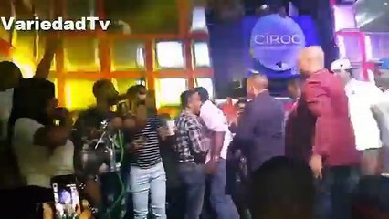 Artistas urbanos pelean en tarima