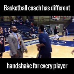 Cet entraineur a un check différent pour chaque joueur