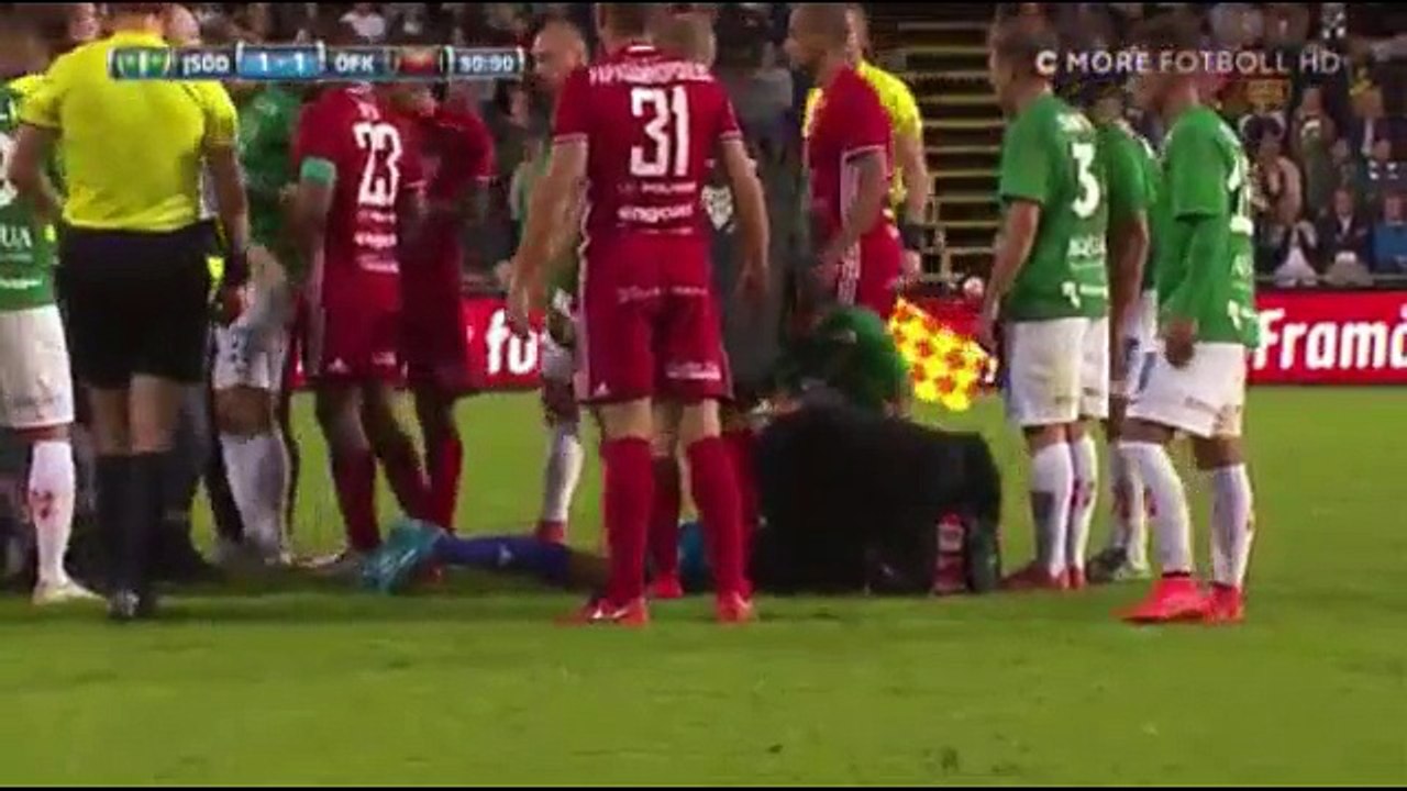 Un hooligan monte sur la pelouse et agresse un gardien en plein match