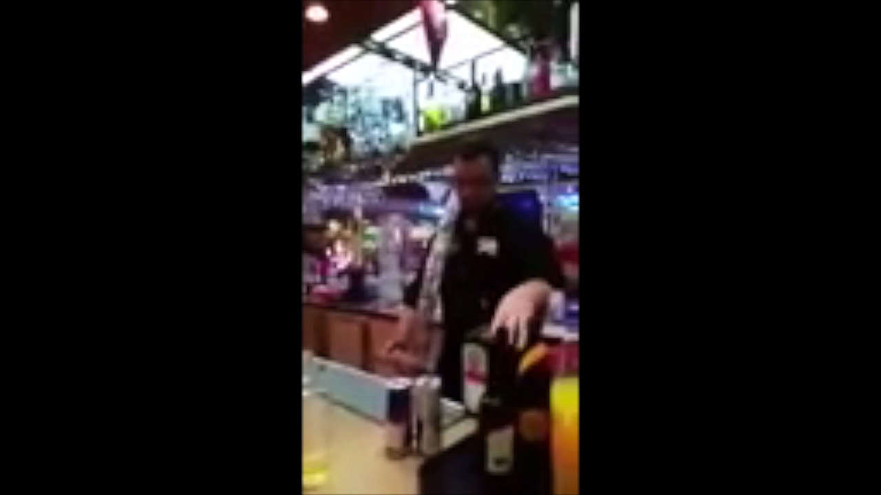 Ce barman sert des verres comme personne