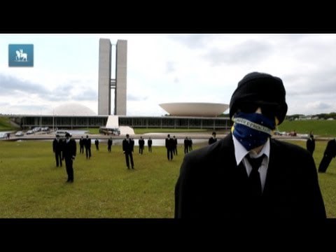 Em protesto, ONG coloca manequins mascarados em frente ao Congresso