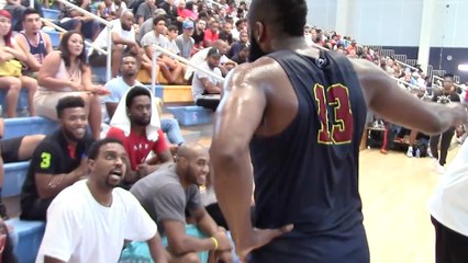 Video herunterladen: James Harden Gets In Fight with Fan Over Flopping at Drew League Game