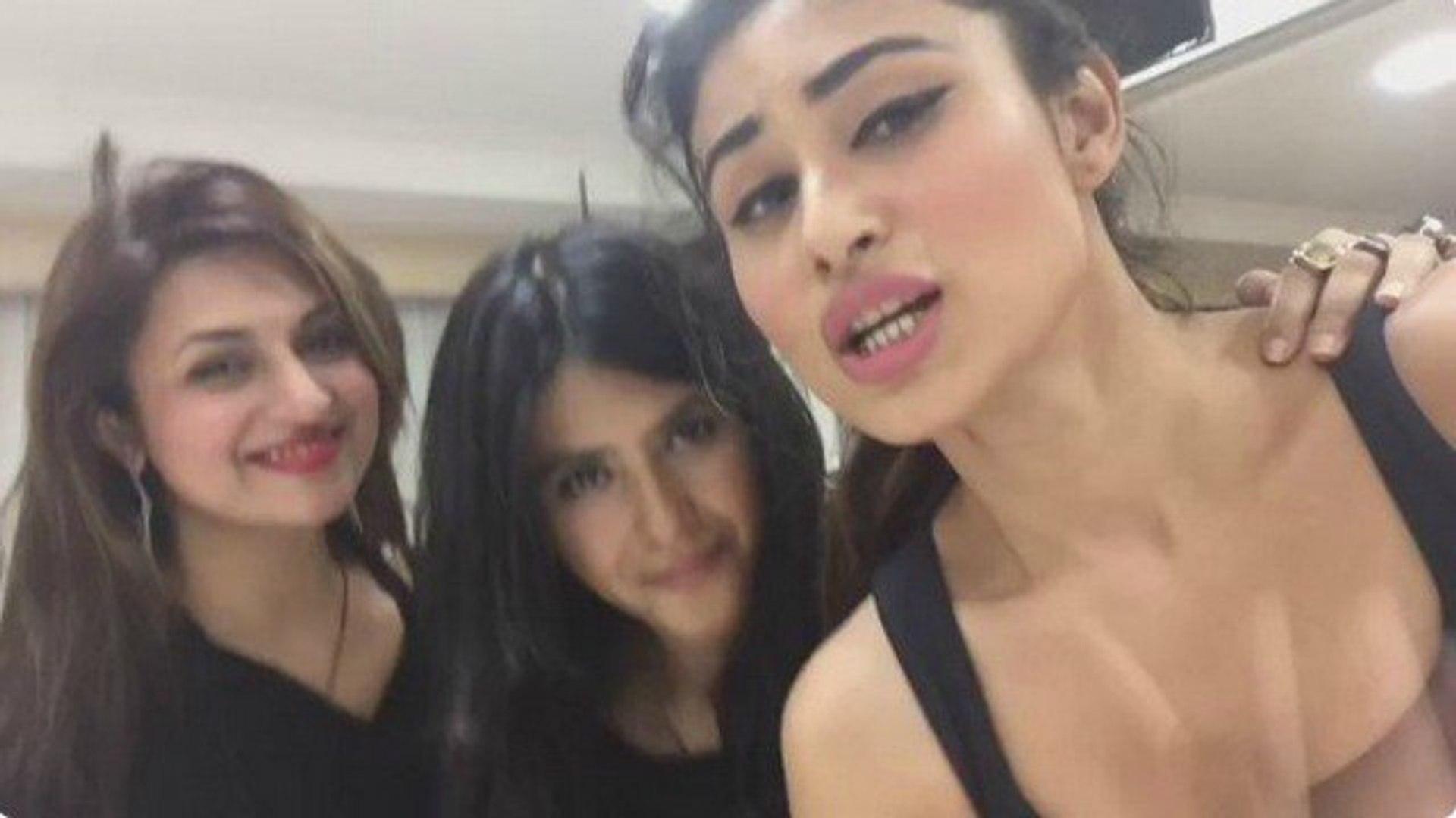 Diviyanka Tripathi Sex Vidiyo - Divyanka Tripathi, Mouni Roy, Ekta Kapoor Sexy Dance | Beat Pe Booty - video  Dailymotion