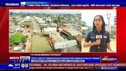 Panjat Pinang Meriahkan Pesta Rakyat di Kalimalang