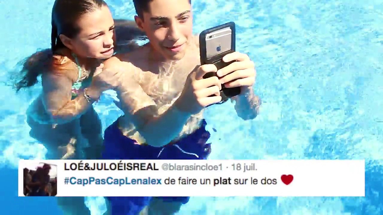 L'ATTAQUE DU CHÂTEAU GONFLABLE DANS LA PISCINE