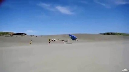 Une maman qui court après sa tente de plage