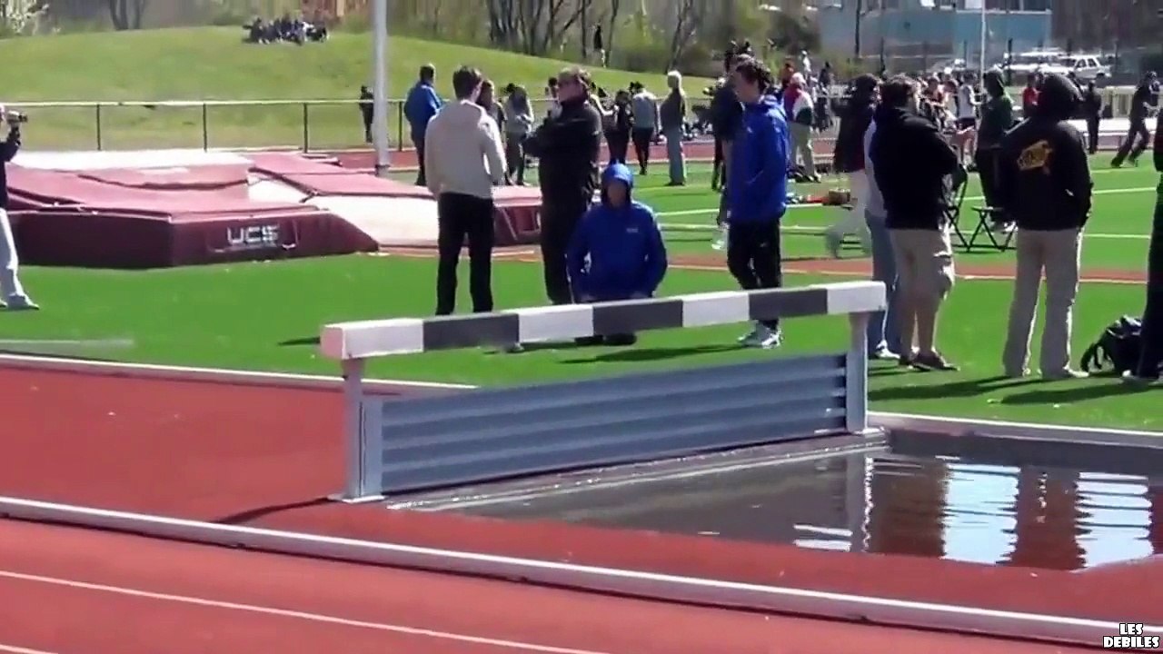 Une fille et le saut d'obstacles