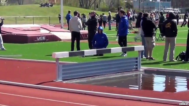 Une fille et le saut d'obstacles