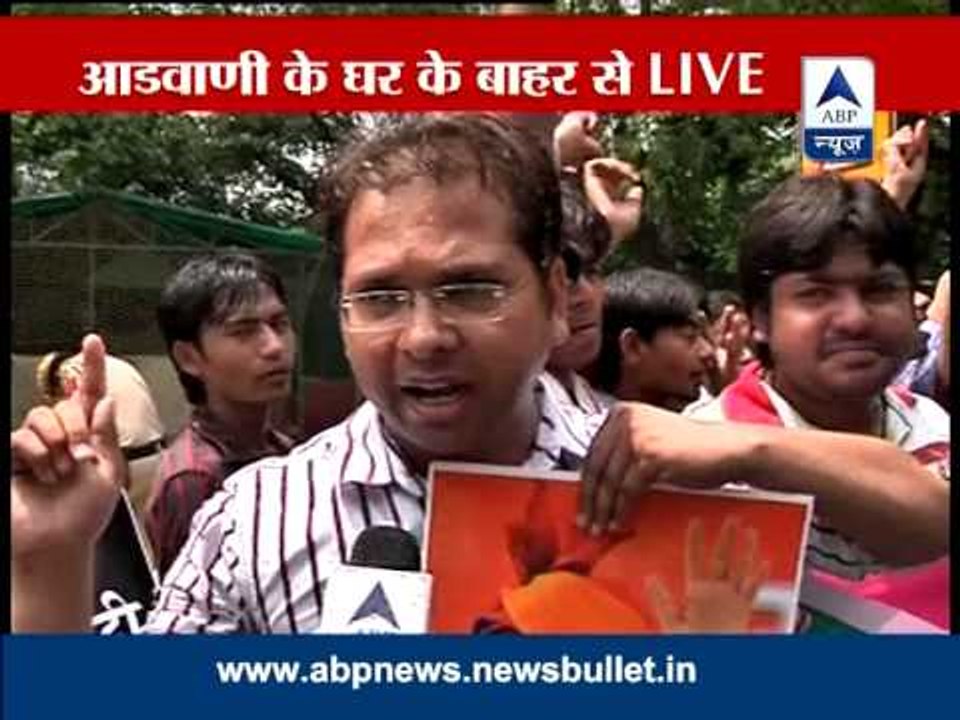 Pro-Modi protest outside Advani's residence