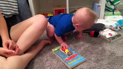 Ce bébé a une réaction fascinante quand il se rend compte que sa mère lit la dernière page de l'histoire !