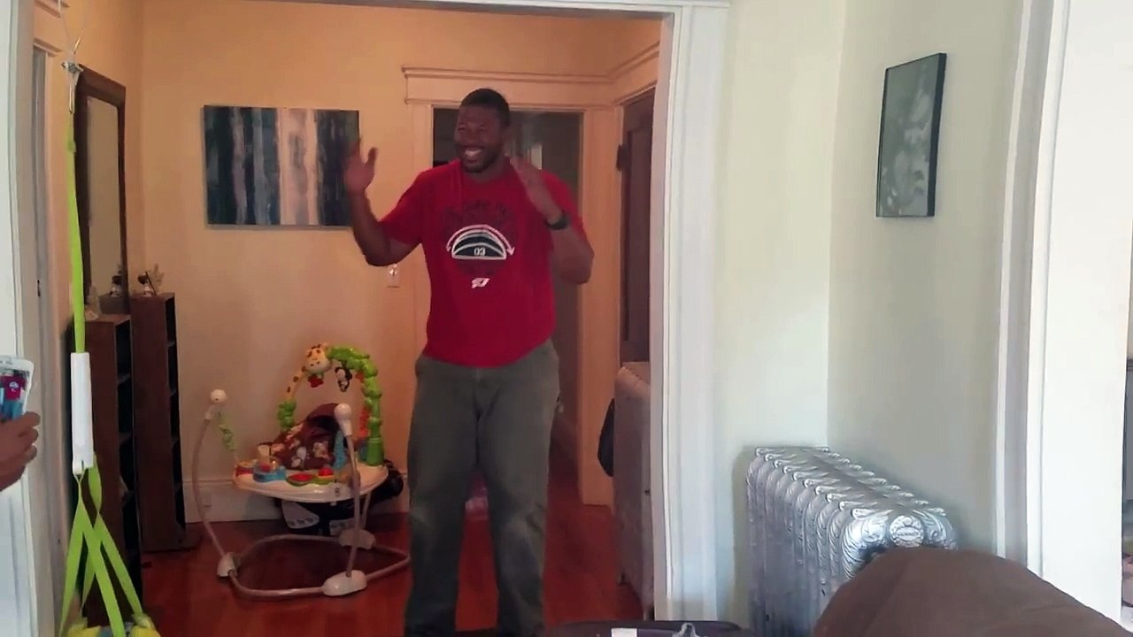 Double surprise pour ce colosse qui revoit sa mère et son petit frère après une longue absence!