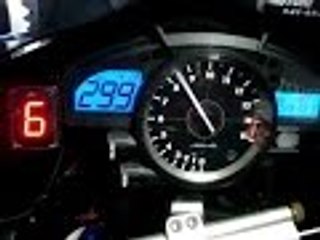 Mercedes C63 AMG vs Yamaha R1 300 KM/H