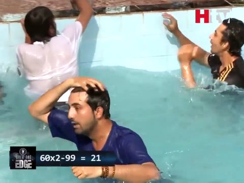 لڑکے نے وقار ذکا کے شو میں جیتنے کیلئے پول میں لڑکی کیساتھ کیا کردیا ؟؟ بیچاری شرمندہ ہوگئی