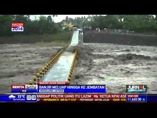 Banjir Lahar Dingin Mengalir Deras ke Atas Jembatan
