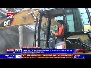 6 Ruko di Pasar Rebo Dibongkar