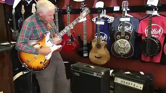 Quand ce vieil homme s'est saisit de cette guitare électrique, personne ne s'attendait à ce qu'il allait faire