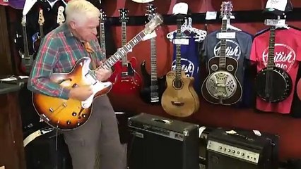 Quand ce vieil homme s'est saisit de cette guitare électrique, personne ne s'attendait à ce qu'il allait faire